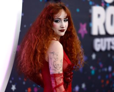 Chappell Roan Confronts ‘Rude’ Photographer on Red Carpet: ‘I Deserve an Apology’