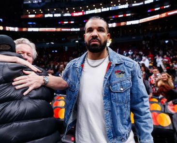 Drake Throws DeMar DeRozan Jersey Off Stage During Australian Concert