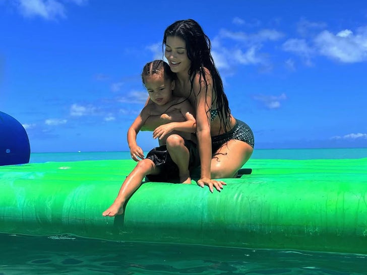 0519-Kylie-Jenner-Float-SUB