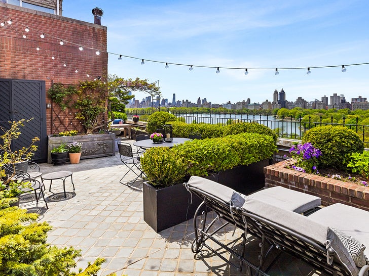 0508-Barbara-Corcoran-Lists-New-York-Apartment-photos-primary-2