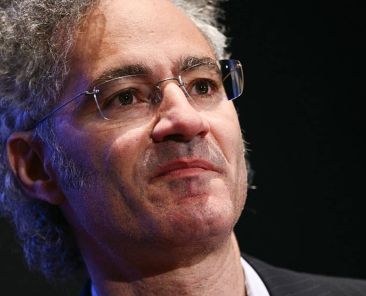 Palantir falls 14% as analysts raise international growth concerns