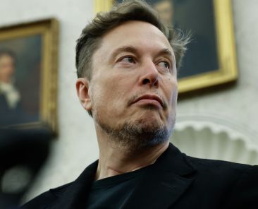 Tesla shares climb as Musk pledges to be 'super focused' on companies ahead of Starship launch