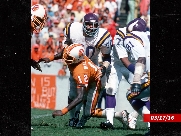 Jim-Marshall-Vikings-sub-getty-1