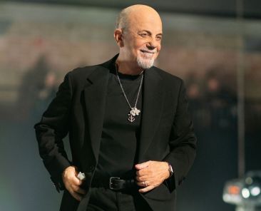 Billy Joel Pulls Up Next to Pedicab Blasting ‘New York State of Mind’ & Surprises Passenger Fans