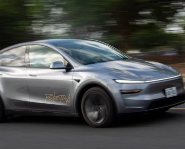 Tesla plans 'friends and family' car service in California, regulator says