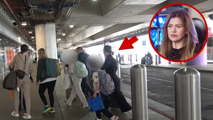 082325_kelly_clarkson_kal