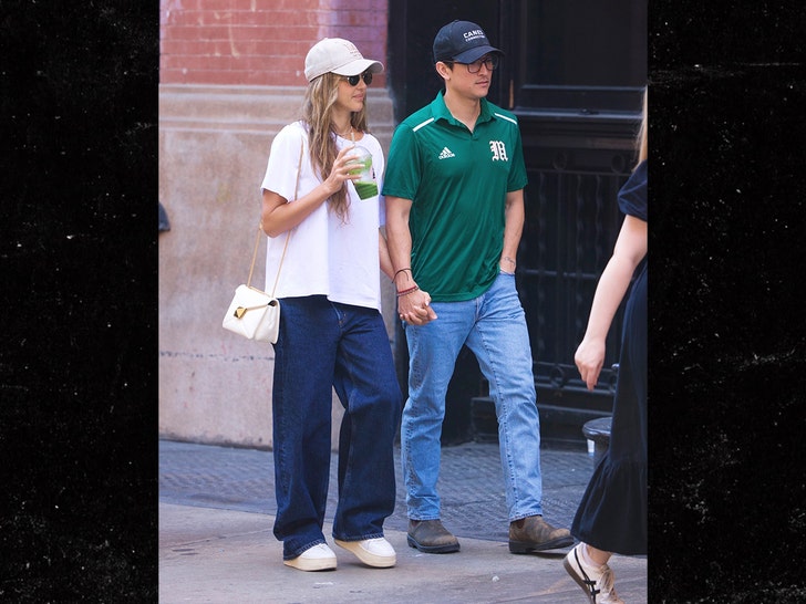 Jessica-Alba-and-Danny-Ramirez-backgrid-2