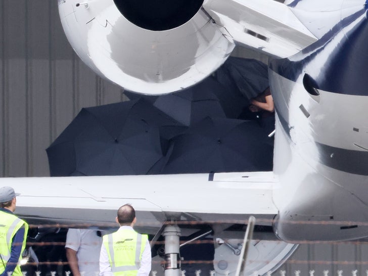 0929-Taylor-Swift-Arrives-Selena-Wedding-SUB