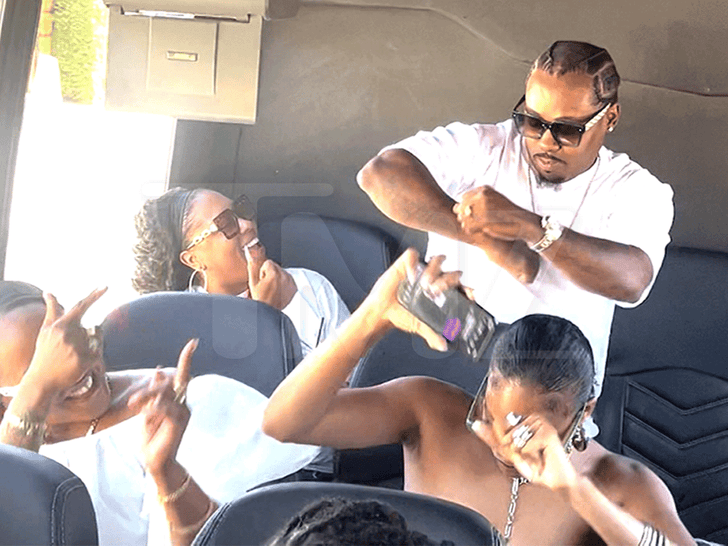 101325_tmz_brunch_tour_ray_j_dancing_primary_