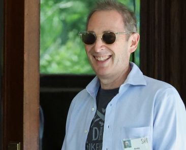 Amazon stock soars 10% as earnings beat estimates, company posts strong cloud growth