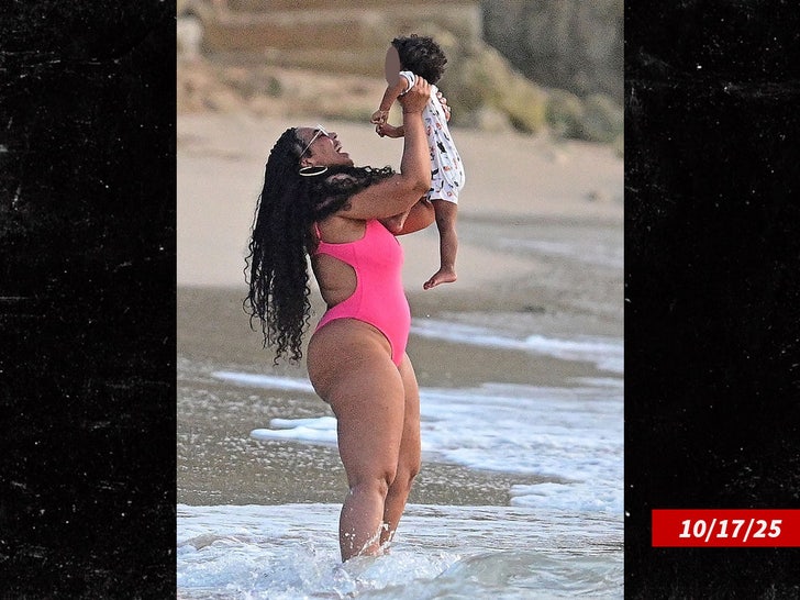 ashanti & son backgrid sub swipe 2