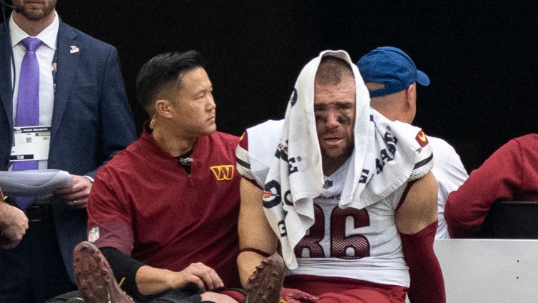 Commanders Tight End Zach Ertz Bursts Into Tears After Brutal Leg Injury