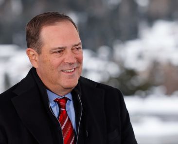 Cisco's stock closes at record for first time since dot-com peak in 2000