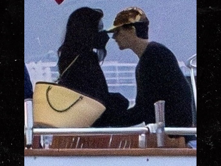 0126-Kylie-Jenner-Timothee-Chalamet-Cabo-Vacay-Sub1