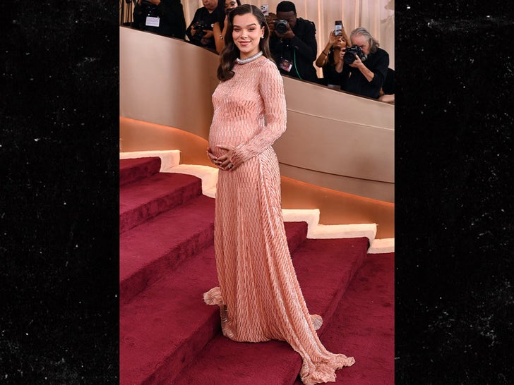 0111-Hailee-Steinfeld-Golden-Globes-2026-Arrivals-PRIMARY