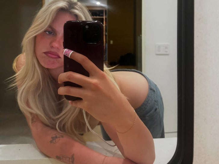 ReneƩ Rapp Sexy Selfies