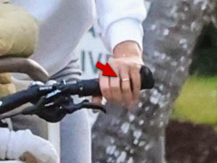 gisele bundchen ring sub backgrid 2