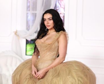 Charli XCX Reacts to Dave Grohl’s ‘Apple’ Dance on ‘The Graham Norton Show’