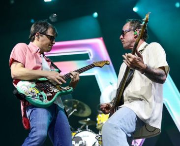 Weezer Play Acoustic Rooftop Set in Venice Beach Following Tour Announcement
