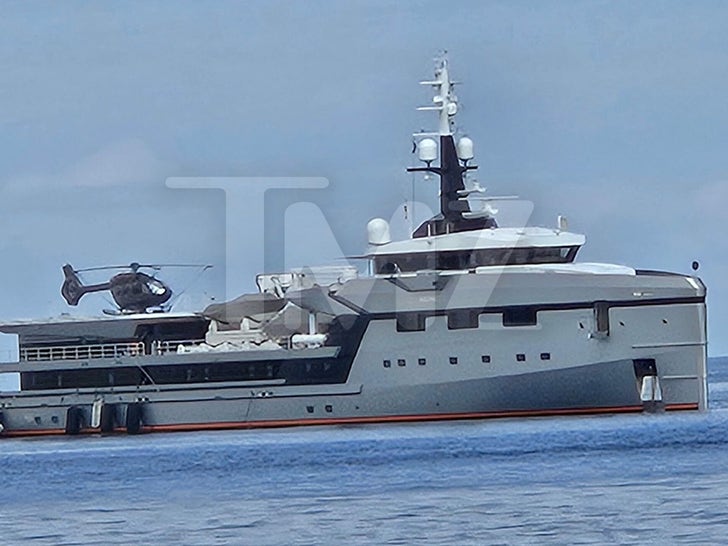 0415-Jeff-Bezos-Lauren-Sanchez-Galapagos-SUB-1