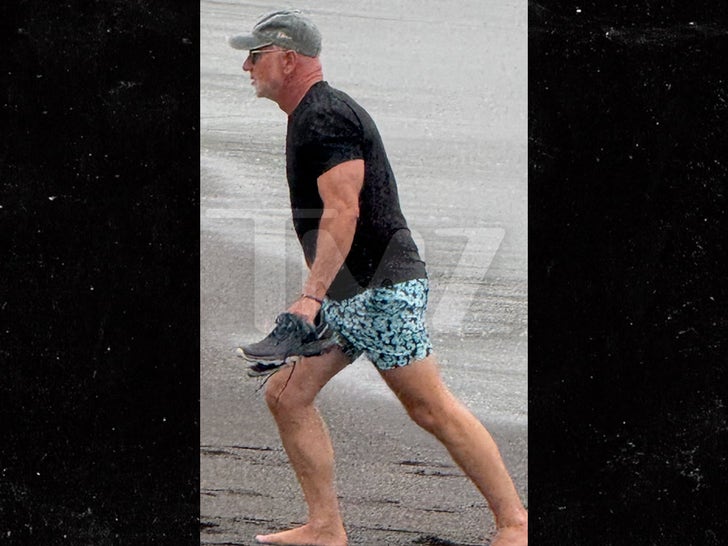 0415-Jeff-Bezos-Lauren-Sanchez-Galapagos-SUB-3