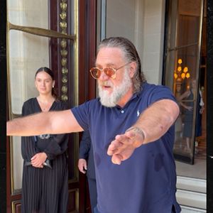 Russell Crowe Warns Autograph Seekers To Behave Outside Paris Hotel
