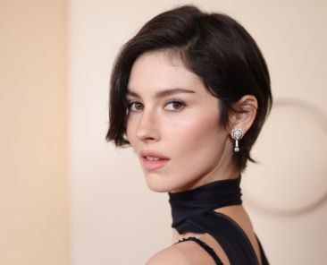 Gracie Abrams Announces New Song ‘Hit the Wall’
