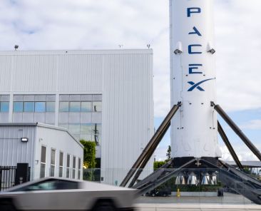 SpaceX launches Starship test flight on second try