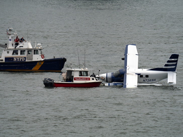 sub-new-york-east-river-seaplane-getty-2