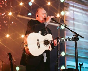 Colin Hay Recounts How Men at Work’s Fast Fame ‘Turned Into an Episode of ‘Survivor’’