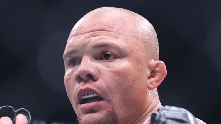 Anthony Smith's Bond Set At $500K, Can't Have Contact W/ Wife
