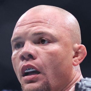 Anthony Smith's Bond Set At $500K, Can't Have Contact W/ Wife