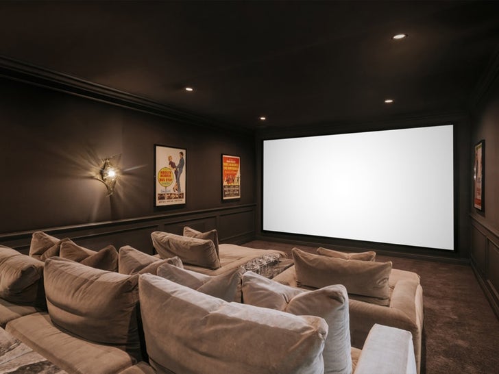 0914-Kylie-Jenner-Sells-Los-Angeles-Mansion-Sub2