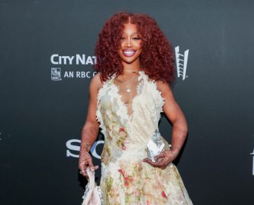 SZA Inducted Into New Jersey Hall of Fame by Danny DeVito