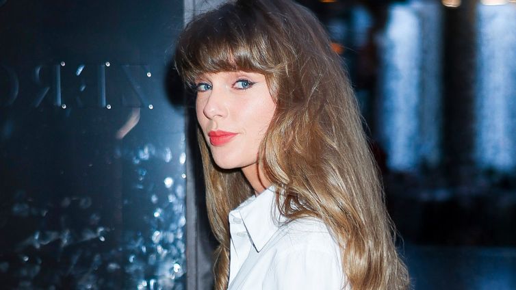 Taylor Swift Crashes Dakota Johnson's 'SNL' Monologue