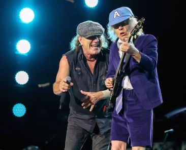 AC/DC Brings Out Foo Fighters’ Dave Grohl for ‘Highway to Hell’ at MetLife Show