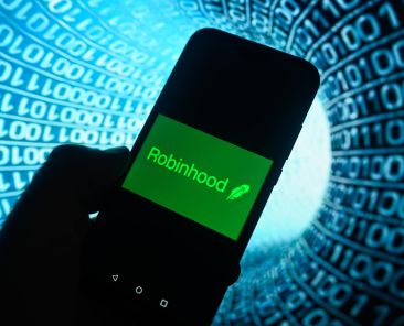 Robinhood shares fall as crypto slump weighs on profits, offsetting gains in new businesses